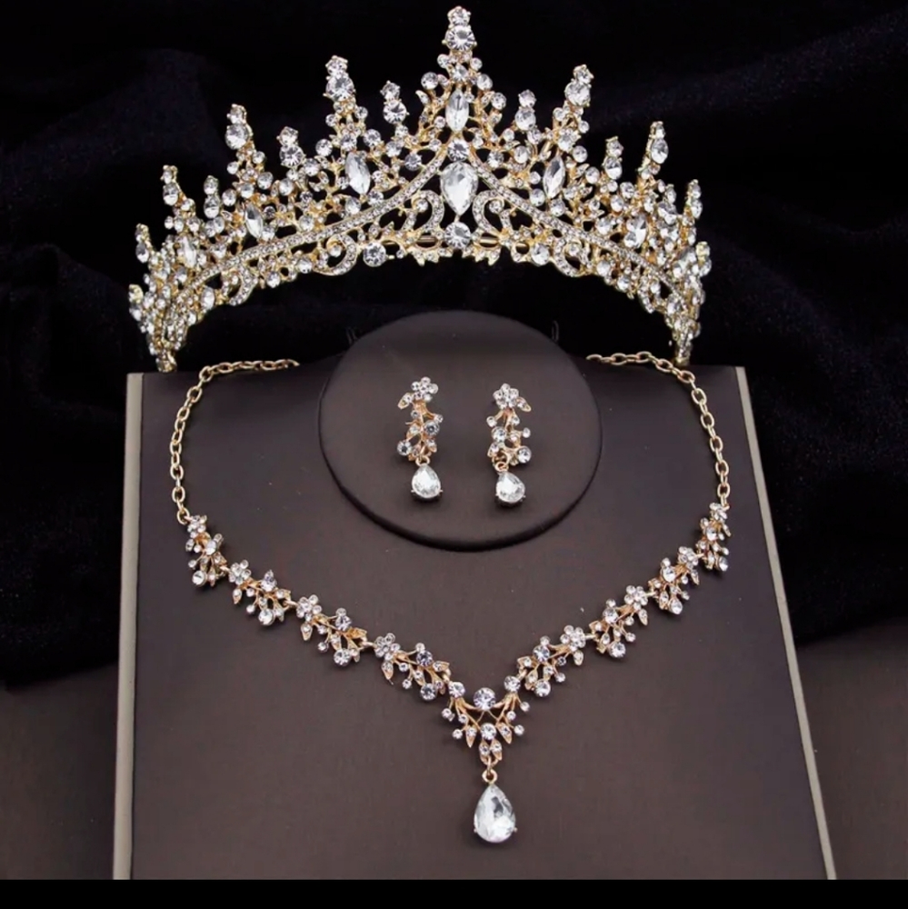 Bridal crown and jewelry set